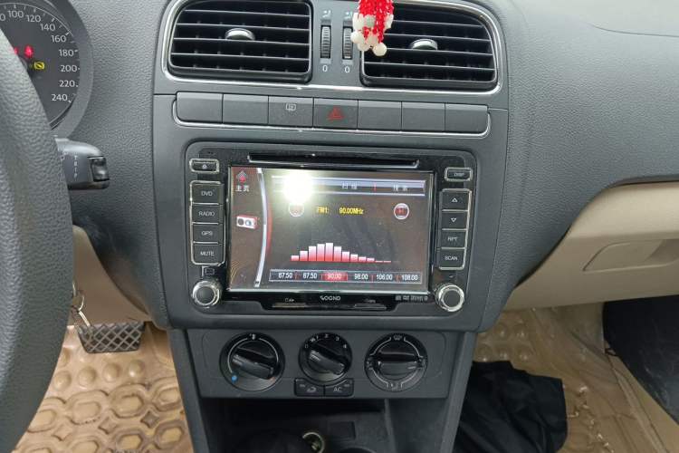 Used Volkswagen Polo 2013 1.4L Automatic Comfort Edition Audio And AC Panel