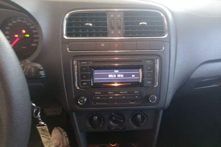 Used Volkswagen Polo 2013 1.6L Automatic Comfort Edition Audio And AC Panel