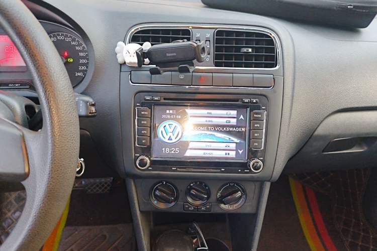 Used Volkswagen Polo 2013 1.4L Automatic Comfort Edition Audio And AC Panel