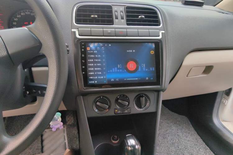 Used Volkswagen Polo 2013 1.4L Automatic Comfort Edition Audio And AC Panel