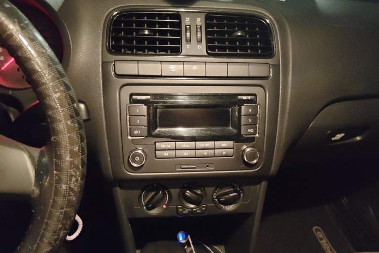 Used Volkswagen Polo 2013 1.4L Manual Fashion Edition Audio And AC Panel