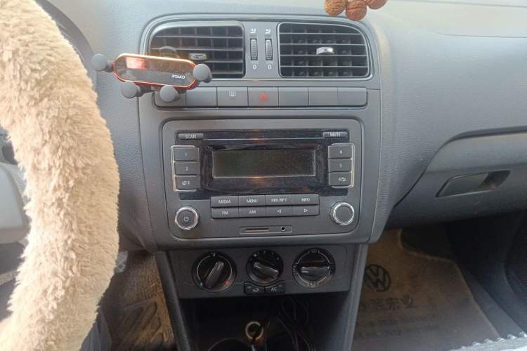Used Volkswagen Polo 2013 1.4L Manual Fashion Edition Audio And AC Panel