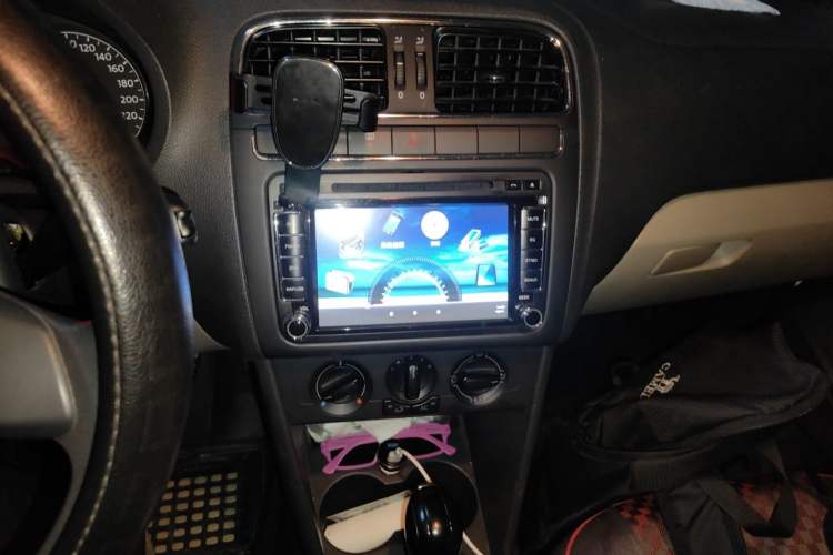 Used Volkswagen Polo 2013 1.6L Automatic Comfort Edition Audio And AC Panel
