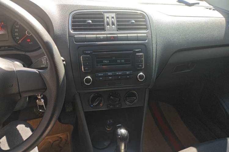 Used Volkswagen Polo 2013 1.6L Automatic Comfort Edition Audio And AC Panel