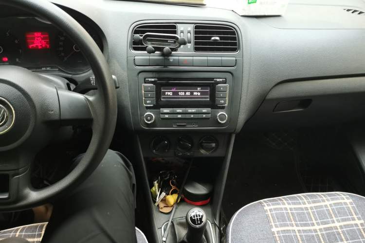 Used Volkswagen Polo 2013 1.4L Manual Fashion Edition Audio And AC Panel