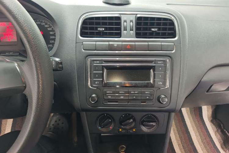 Used Volkswagen Polo 2013 1.6L Automatic Comfort Edition Audio And AC Panel
