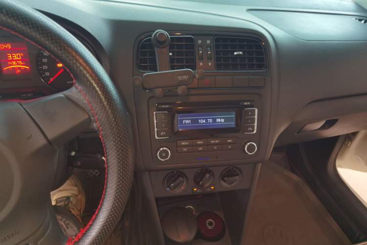Used Volkswagen Polo 2013 1.4L Manual Fashion Edition Audio And AC Panel
