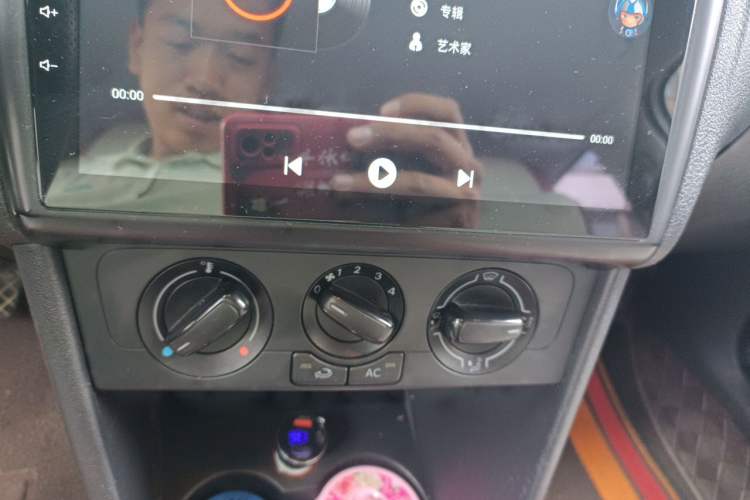 Used Volkswagen Polo 2013 1.6L Automatic Comfort Edition Audio And AC Panel