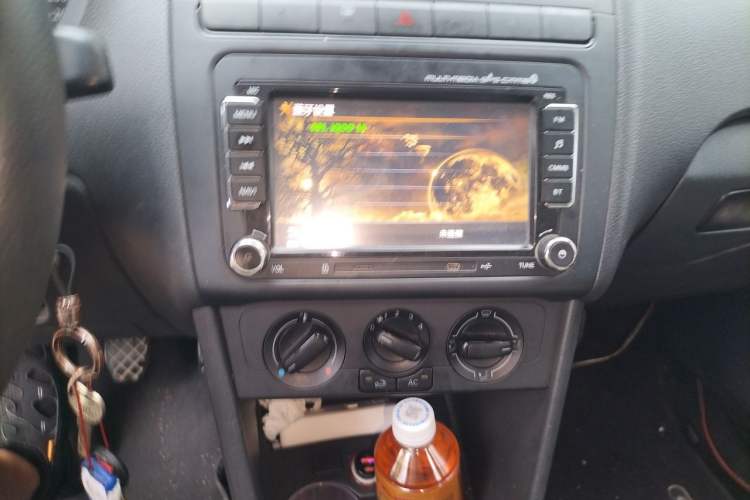 Used Volkswagen Polo 2013 1.4L Manual Fashion Edition Audio And AC Panel