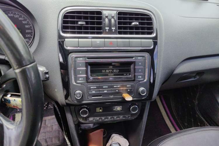 Used Volkswagen Polo 2013 1.4L Automatic Luxury Edition Audio And AC Panel