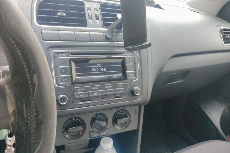Used Volkswagen Polo 2013 1.6L Automatic Comfort Edition Audio And AC Panel