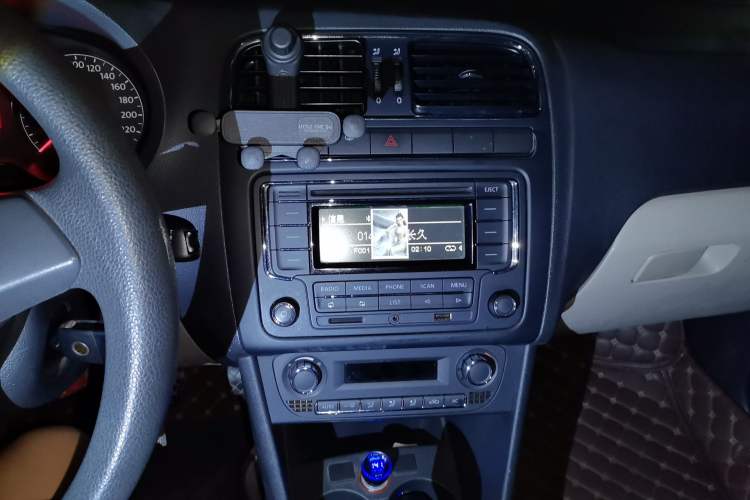Used Volkswagen Polo 2013 1.4L Automatic Comfort Edition Audio And AC Panel