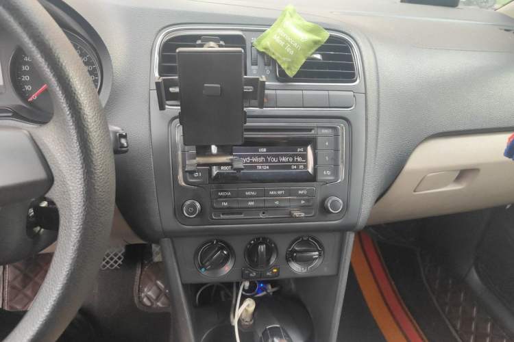 Used Volkswagen Polo 2013 1.6L Automatic Comfort Edition Audio And AC Panel