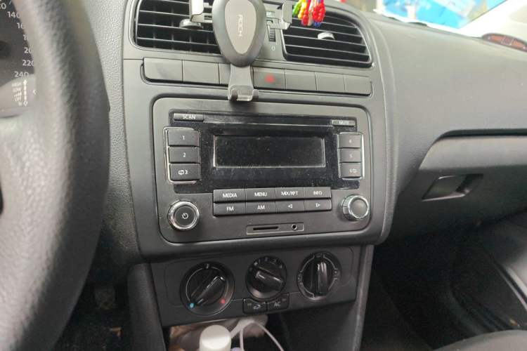 Used Volkswagen Polo 2013 1.4L Manual Fashion Edition Audio And AC Panel