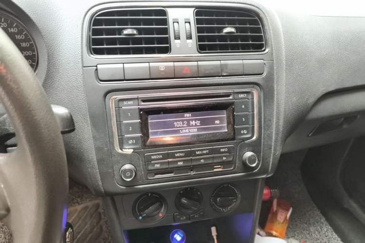 Used Volkswagen Polo 2013 1.4L Manual Fashion Edition Audio And AC Panel