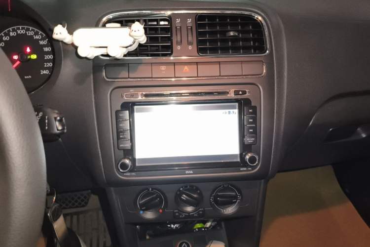 Used Volkswagen Polo 2013 1.6L Automatic Comfort Edition Audio And AC Panel