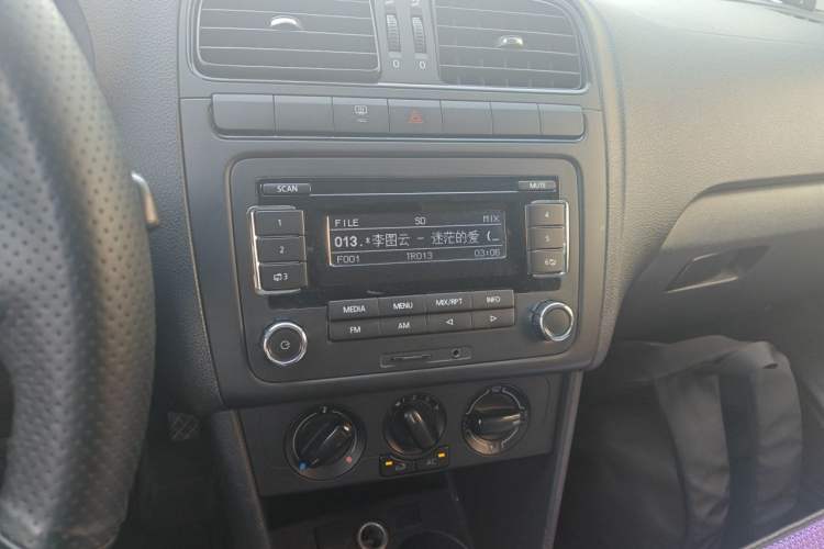 Used Volkswagen Polo 2013 1.4L Manual Fashion Edition Audio And AC Panel