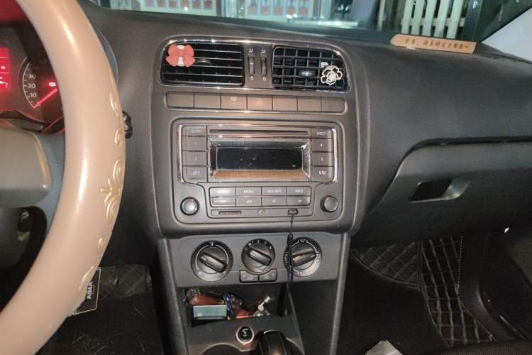 Used Volkswagen Polo 2013 1.6L Automatic Comfort Edition Audio And AC Panel