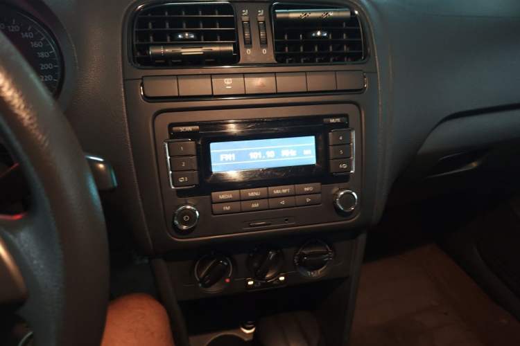 Used Volkswagen Polo 2013 1.4L Manual Fashion Edition Audio And AC Panel