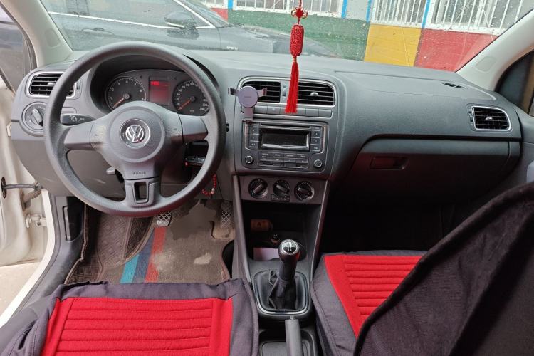 Used Volkswagen Polo 2013 1.6L Manual Comfort Edition Center Console