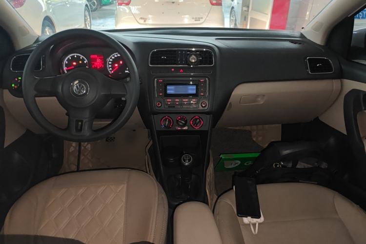 Used Volkswagen Polo 2013 1.6L Manual Comfort Edition Center Console