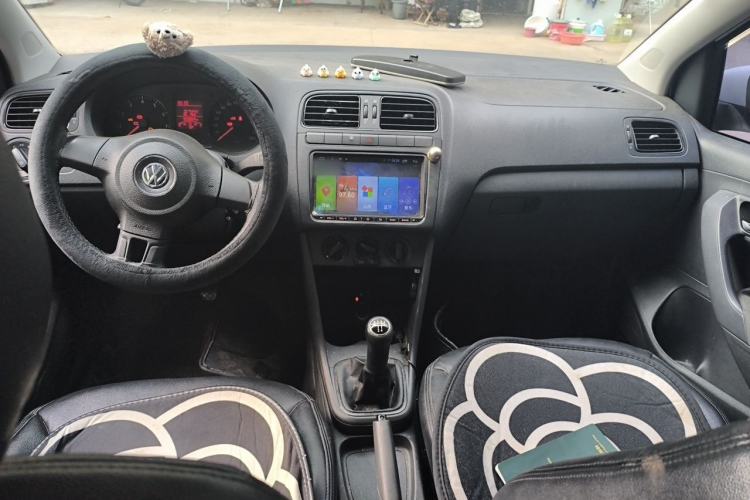 Used Volkswagen Polo 2013 1.4L Manual Fashion Edition Center Console