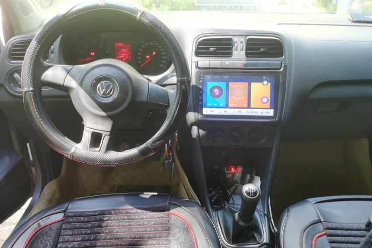 Used Volkswagen Polo 2013 1.4L Manual Fashion Edition Center Console
