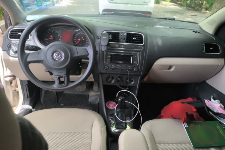 Used Volkswagen Polo 2013 1.6L Automatic Comfort Edition Center Console
