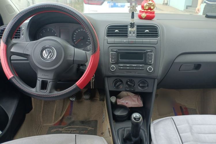 Used Volkswagen Polo 2013 1.4L Manual Fashion Edition Center Console