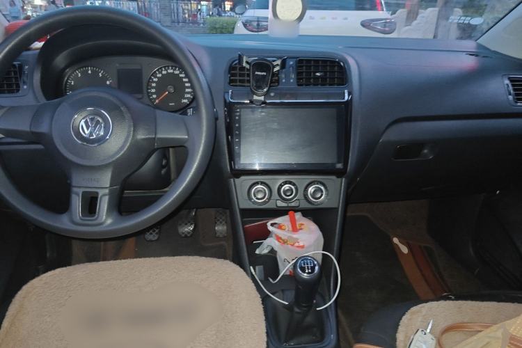 Used Volkswagen Polo 2013 1.4L Manual Fashion Edition Center Console