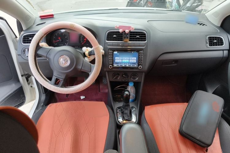 Used Volkswagen Polo 2013 1.6L Automatic Comfort Edition Center Console