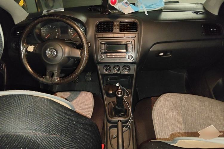 Used Volkswagen Polo 2013 1.4L Manual Fashion Edition Center Console