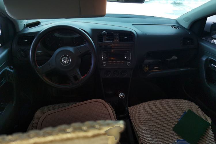 Used Volkswagen Polo 2013 1.4L Manual Fashion Edition Center Console