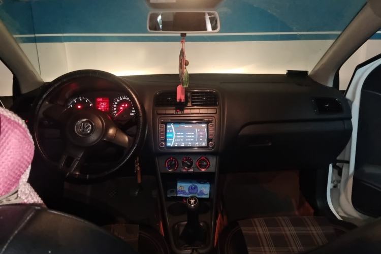 Used Volkswagen Polo 2013 1.4L Manual Fashion Edition Center Console