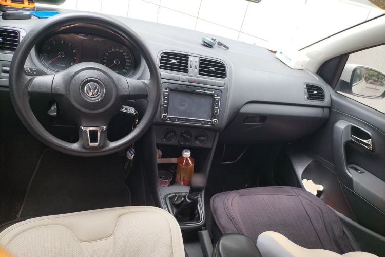Used Volkswagen Polo 2013 1.4L Manual Fashion Edition Center Console