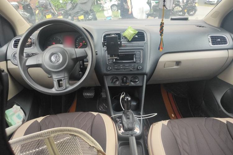 Used Volkswagen Polo 2013 1.6L Automatic Comfort Edition Center Console
