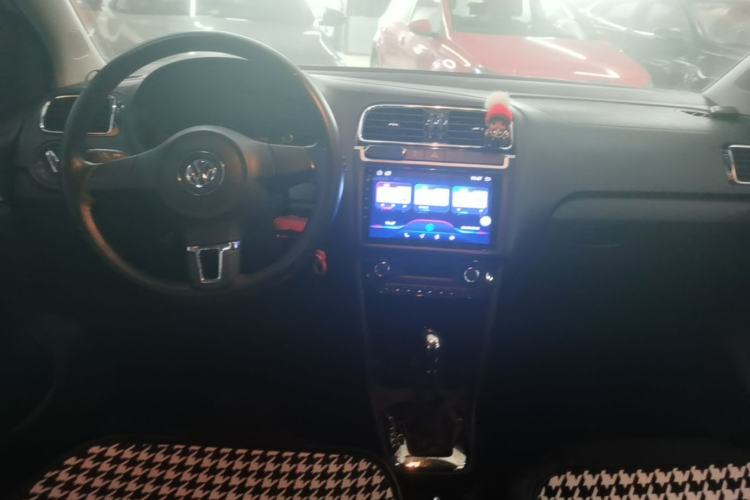 Used Volkswagen Polo 2013 1.6L Automatic Comfort Edition Center Console