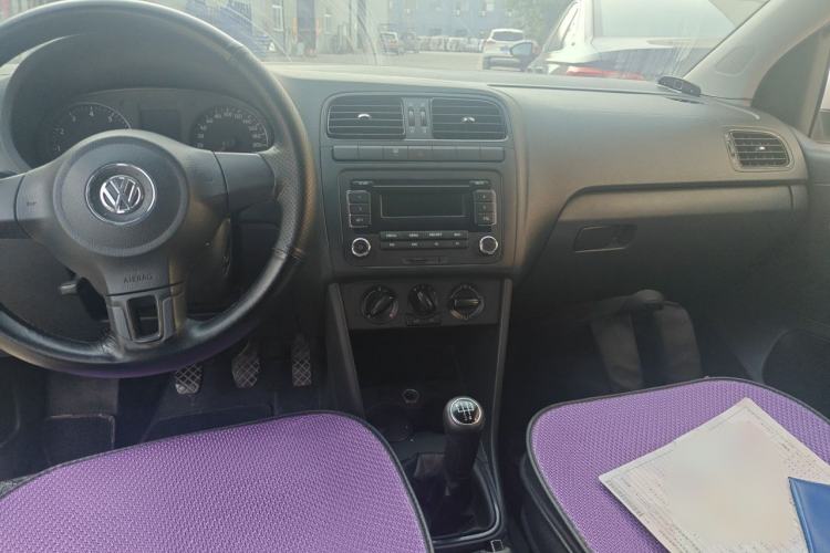 Used Volkswagen Polo 2013 1.4L Manual Fashion Edition Center Console