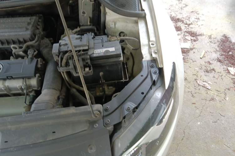 Used Volkswagen Polo 2013 1.4L Automatic Comfort Edition Engine Bay Left