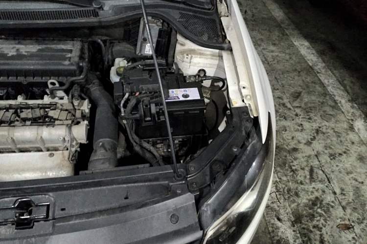 Used Volkswagen Polo 2013 1.4L Automatic Comfort Edition Engine Bay Left