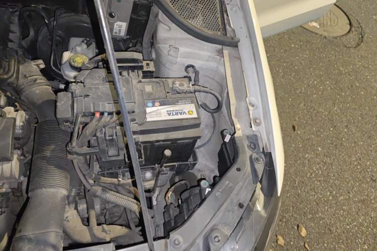 Used Volkswagen Polo 2013 1.4L Automatic Comfort Edition Engine Bay Left