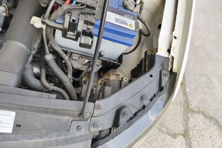 Used Volkswagen Polo 2013 1.6L Automatic Comfort Edition Engine Bay Left