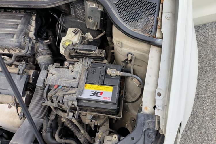 Used Volkswagen Polo 2013 1.6L Automatic Comfort Edition Engine Bay Left