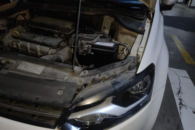 Used Volkswagen Polo 2013 1.6L Automatic Comfort Edition Engine Bay Left