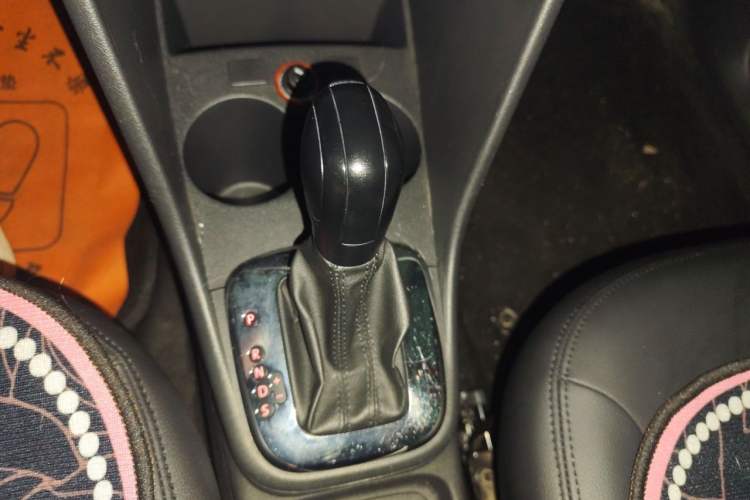 Used Volkswagen Polo 2013 1.6L Automatic Comfort Edition Gear Lever