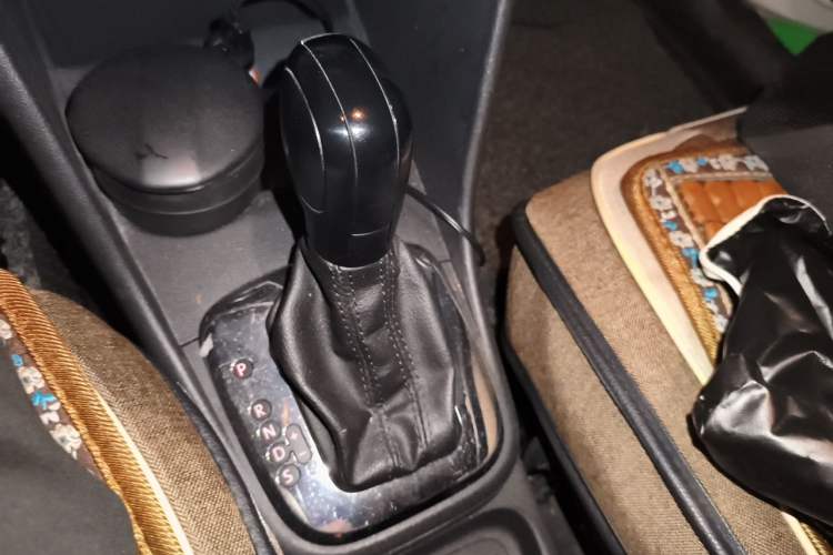 Used Volkswagen Polo 2013 1.6L Automatic Comfort Edition Gear Lever