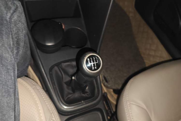 Used Volkswagen Polo 2013 1.6L Manual Comfort Edition Gear Lever