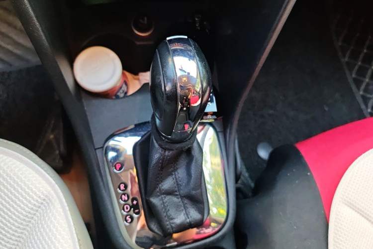 Used Volkswagen Polo 2013 1.4L Automatic Luxury Edition Gear Lever