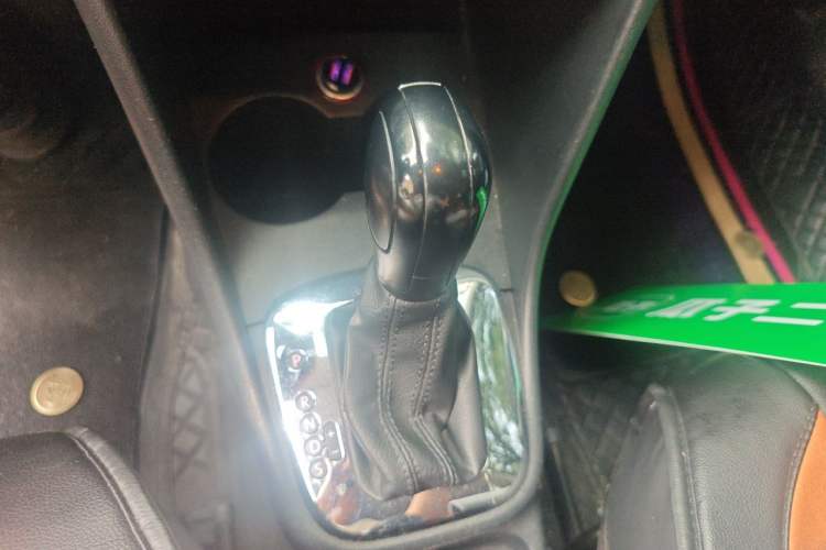 Used Volkswagen Polo 2013 1.6L Automatic Comfort Edition Gear Lever