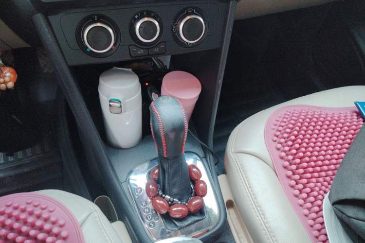 Used Volkswagen Polo 2013 1.6L Automatic Comfort Edition Gear Lever